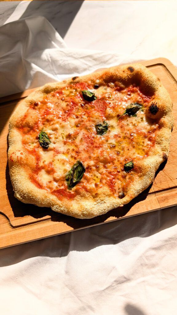 Leckere selbstgemacht Sauerteig-Pizza Margherita nach neapolitanischen Art.