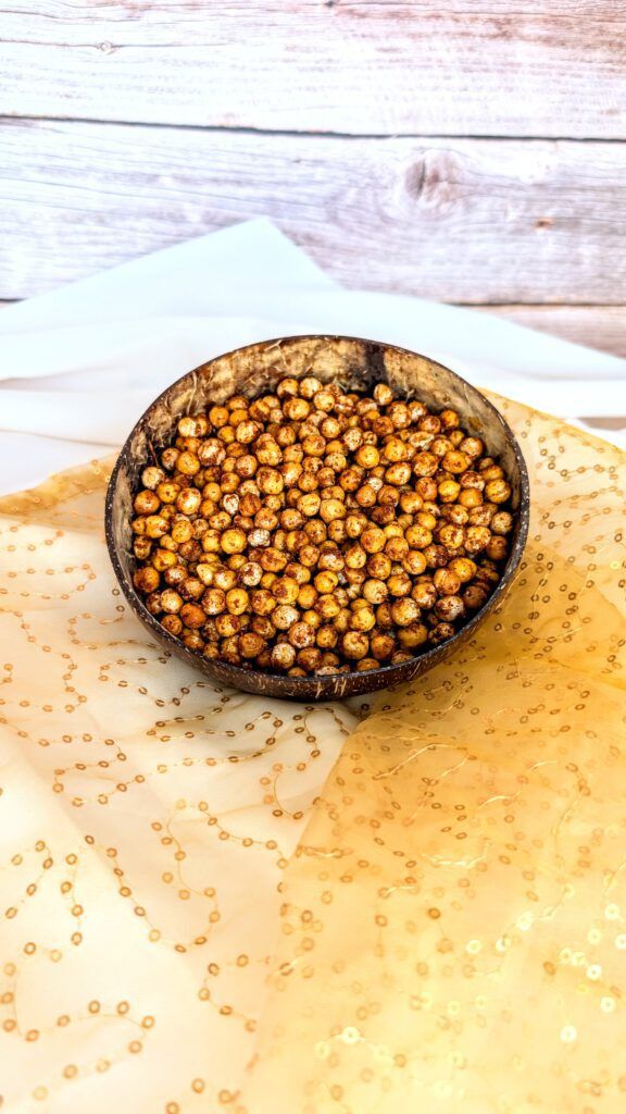 Knusprig gebackene, würzige Kichererbsen aus der Heißluftfritteuse, ein leckerer, gesunder Snack!