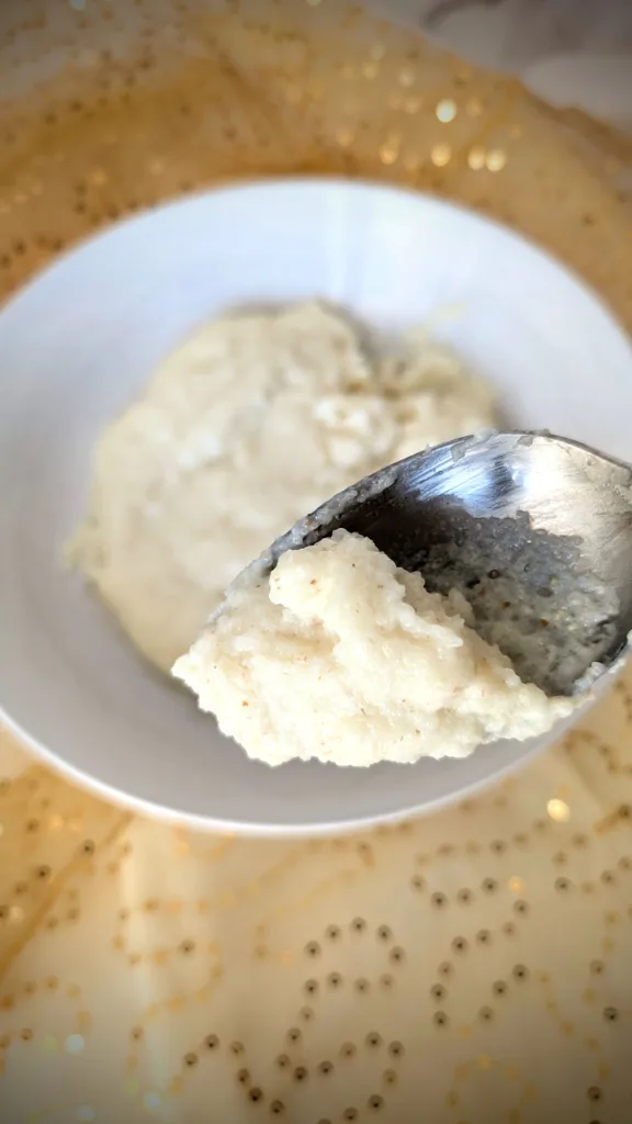 Cremiger Grießbrei mit Milch auf einem Löffel über einer Schüssel – einfaches Grundrezept für klassischen Grießbrei, schnell zubereitet in 10 Minuten, perfekt zum Frühstück oder als süßes Comfort-Food.